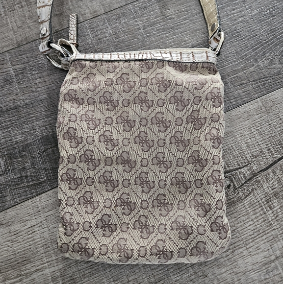 Y2K Guess Crossbody bag - Picture 3 of 4
